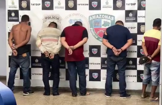 Grupo suspeito de assalto é preso ao bater carro em Manaus