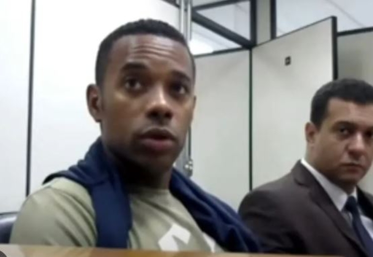 Robinho conserta TV na prisão e participa de Clube do Livro, diz jornal