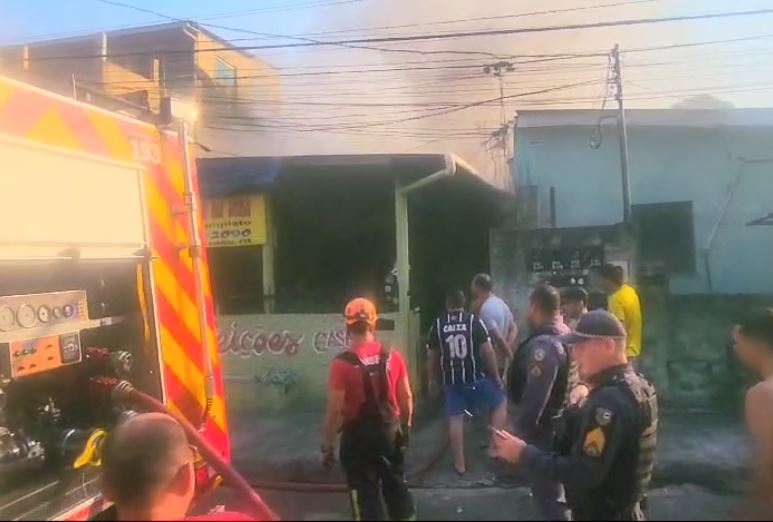 Incêndio consome casa e desespera populares no Petrópolis