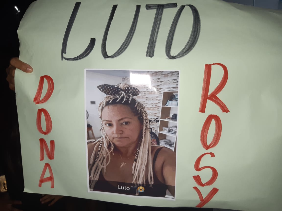 ‘Justiça por Rosi Barros’, pedem manifestantes após assassinato de servidora da Semed