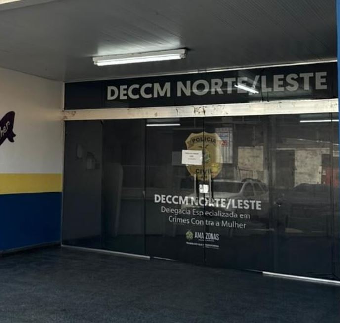 Homem agride ex e a tranca nua no banheiro após mulher recusar reatar com ele