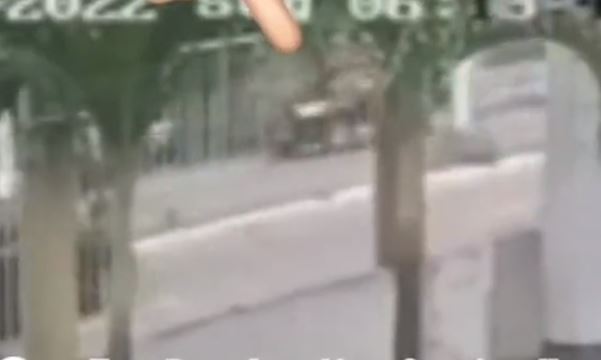 Vídeo mostra momento em que carro esmaga mulher na parada de ônibus em Manaus