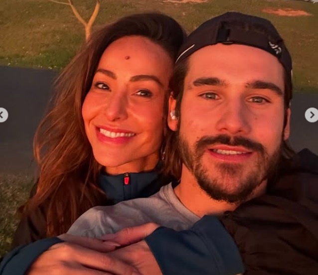 Volumão nas calças de Nicolas Prattes chama atenção e Sabrina Sato comenta: "amo omelete"