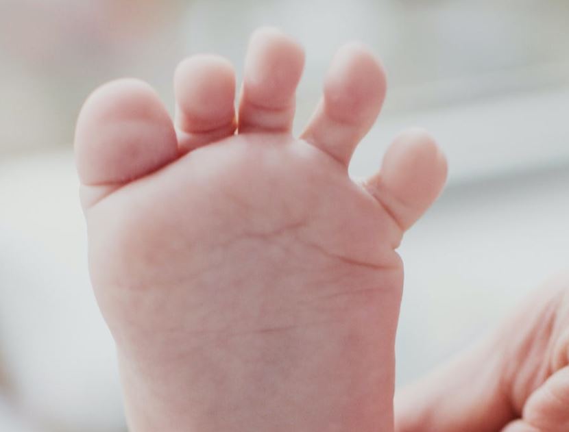 Agente funerário descobre bebê vivo enquanto preparava corpo para enterro 