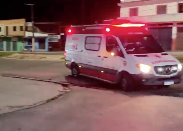 Homem é baleado por casal em rua de Manaus