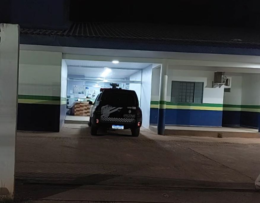 Mãe abandona filhos de 2 e 3 anos nus no meio da rua para ir beber no Amazonas