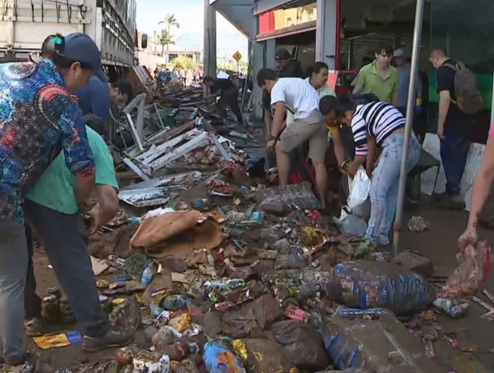 Moradores de cidade atingida por ciclone catam alimento da lama para sobreviver