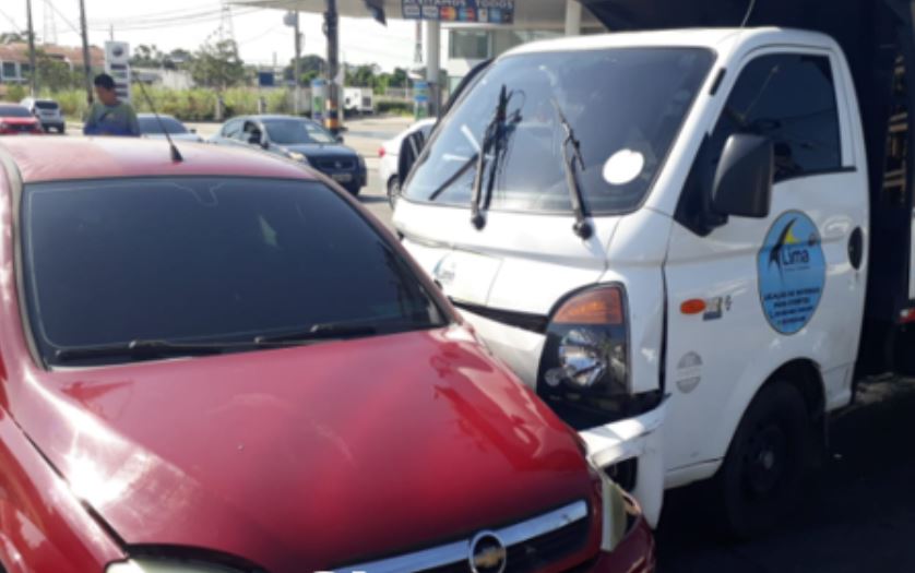 Motorista fica ferido em acidente entre carro e caminhão em avenida de Manaus