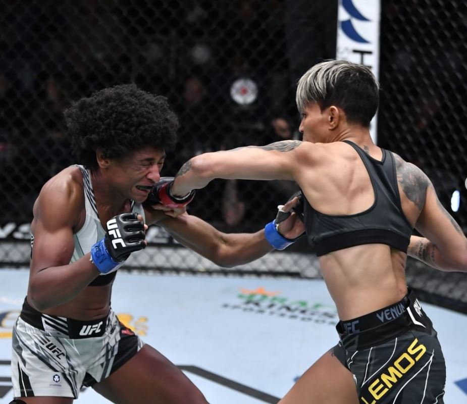 Brasileira Amanda Lemos derrota Angela Hill e garante vitória no último UFC de 2021