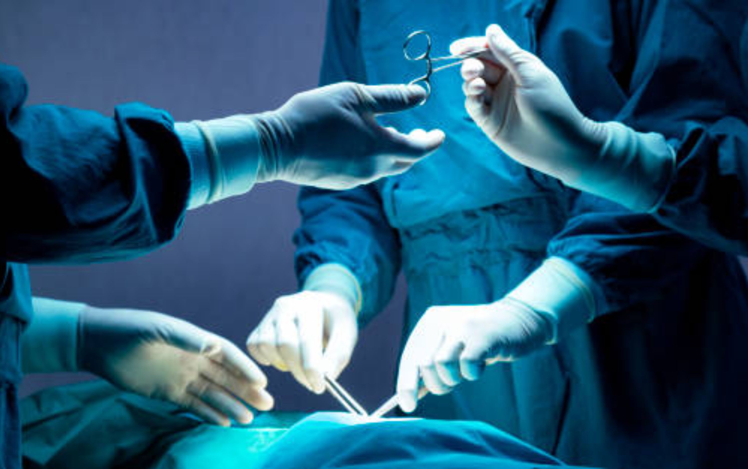 Homem passa por cirurgia após enfiar 5 celulares no ânus