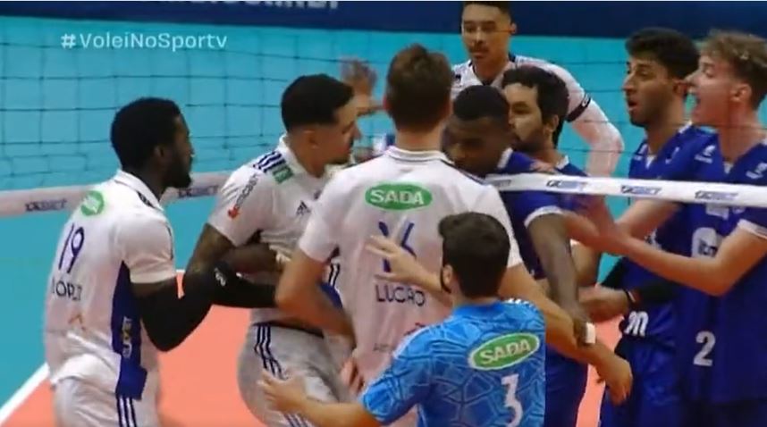 Vídeo: Jogador do time de Wallace dá tapa na cara de adversário do Minas na Superliga