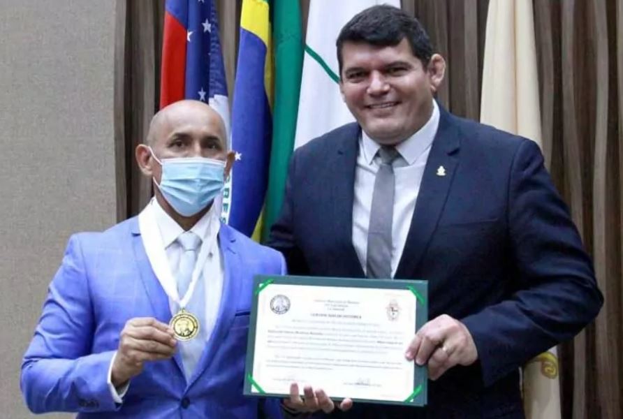 CMM vai retirar medalha de honra concedida a policial que agrediu advogado em Manaus