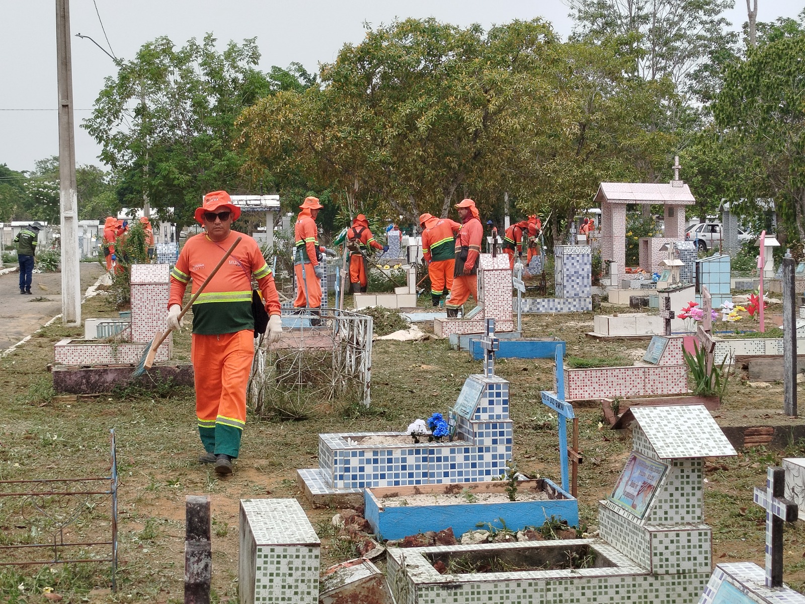 Cemitérios de Manaus são preparados para receber meio milhão de visitantes no Dia de Finados