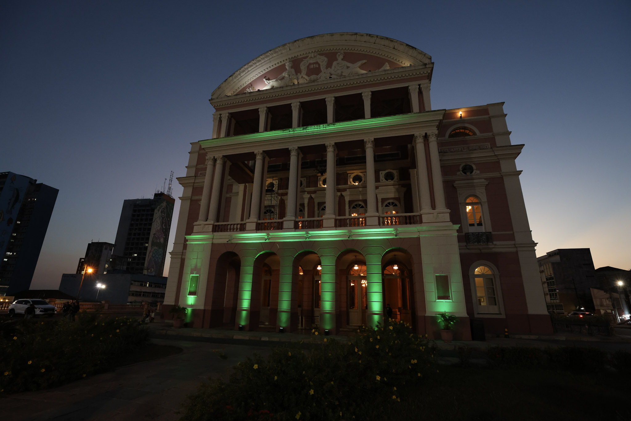 Iluminação no Teatro Amazonas marca início do Setembro Verde de inclusão de PcDs