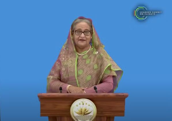 Após ter casa invadida, primeira-ministra de Bangladesh renuncia e foge do país