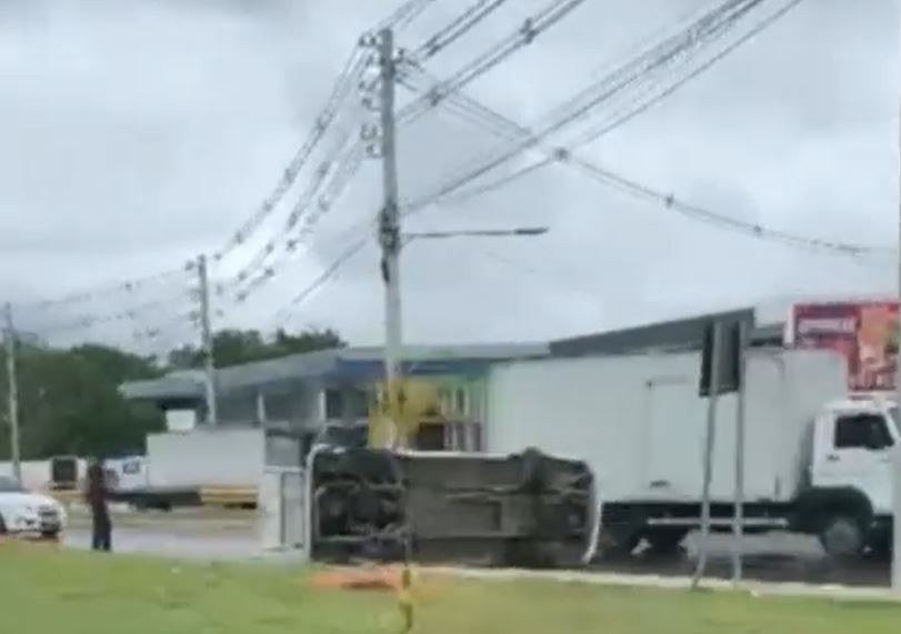 Carro capota no meio da avenida Torquato Tapajós durante chuva em Manaus