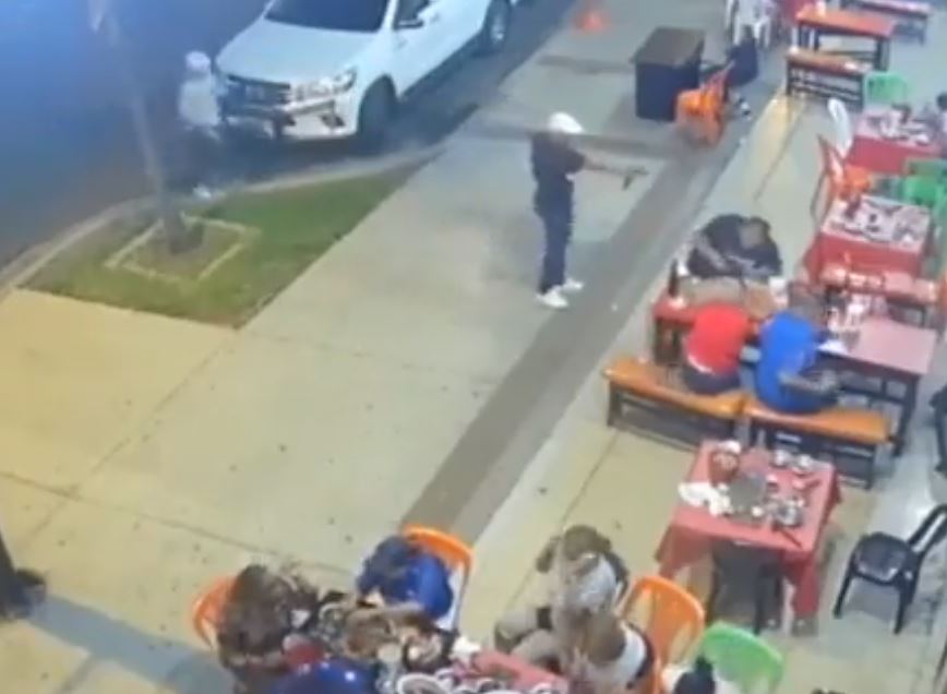 Vídeo mostra momento em que homem é executado em bar em Manaus