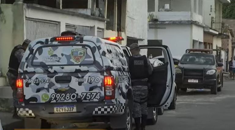 Homem que mantém família refém em Manaus tem passagem por homicídios