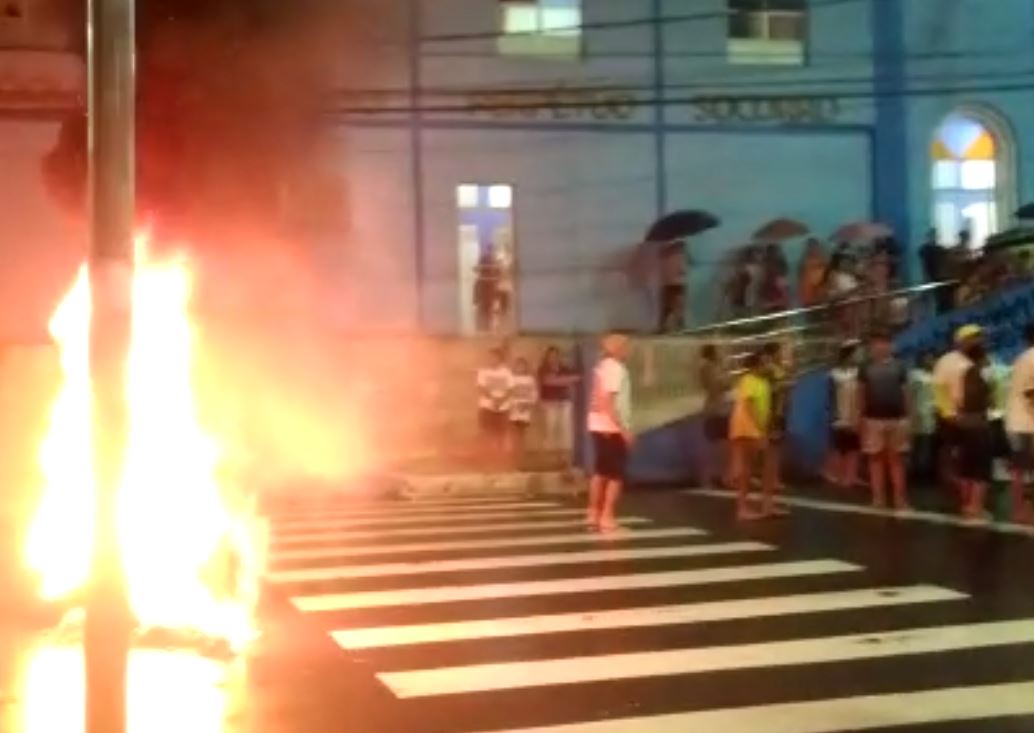 Familiares de jovem achado em rio protestam e acusam PMs pelo crime em Manaus