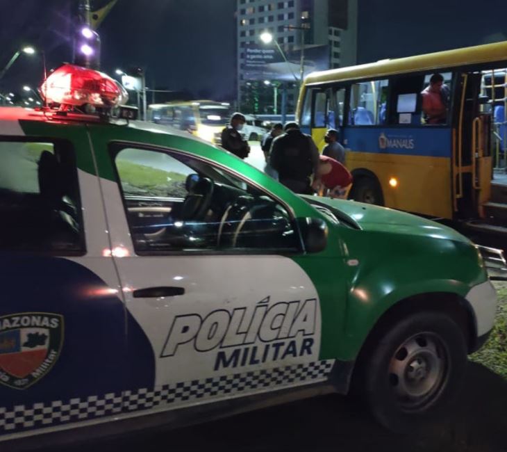 Dupla é presa após assaltar ônibus e ameaçar passageiros com faca e arma em Manaus