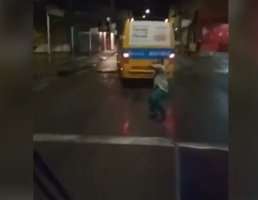 Motorista de Alternativo surta e ataca rota de trabalhadores com barra de ferro em Manaus