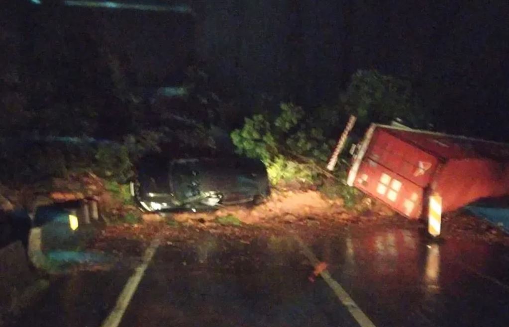 Deslizamento de terra arrasta 15 veículos e mata uma pessoa na BR-376