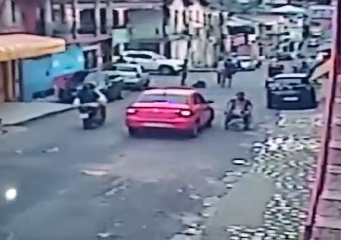 Vídeo mostra momento em que cadeirante crava faca no peito de homem em Manaus