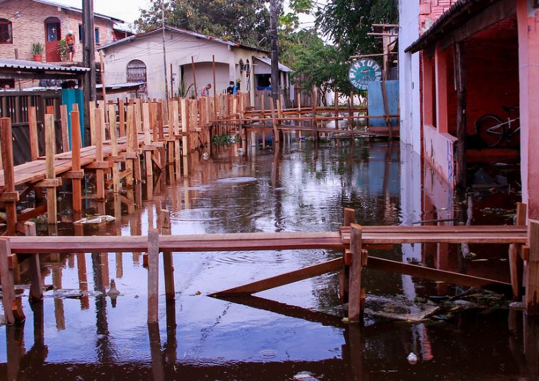 Cheia severa faz prefeitura iniciar construção de ponte temporárias em Manaus