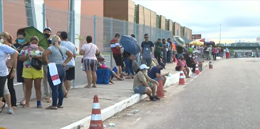 Com horário reduzido, centro de testagem tem longa fila pelo 2° dia consecutivo em Manaus