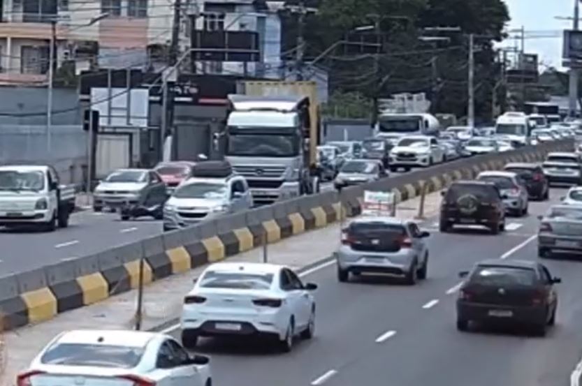 Motociclista fica ferido em acidente entre moto, carro e caminhão em Manaus