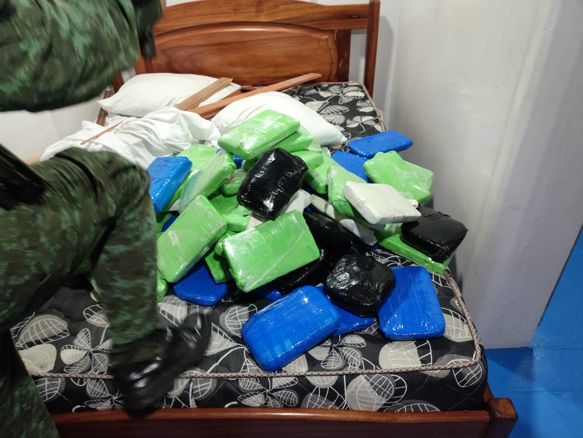 Casal é preso com drogas avaliadas em R$ 4 milhões escondidas em forro de camarote em barco