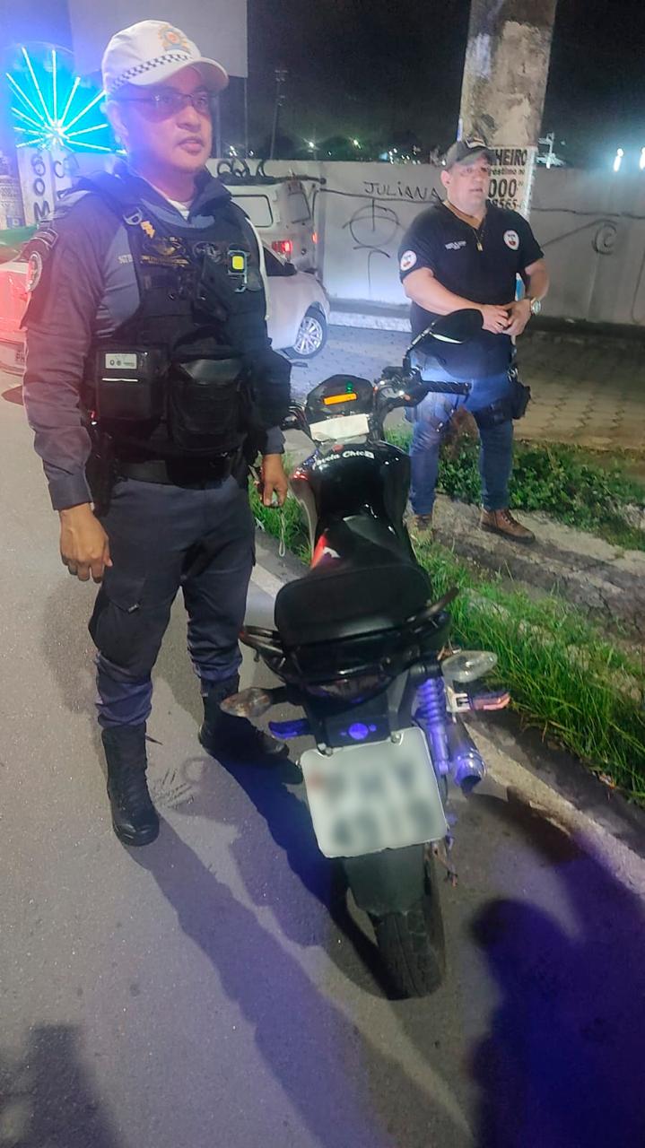 Adolescente é apreendido ao ser flagrado com moto roubada na Av. Autaz Mirim