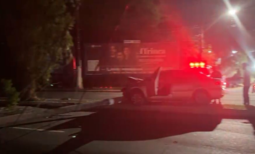 Caos: Carro derruba poste e interdita a Av. André Araújo nesta sexta-feira