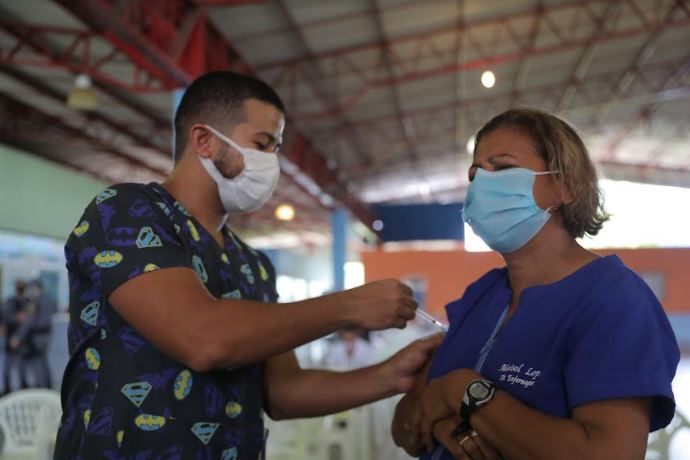 Terceira dose para profissionais de saúde é ampliada para pessoas a partir de 45 em Manaus