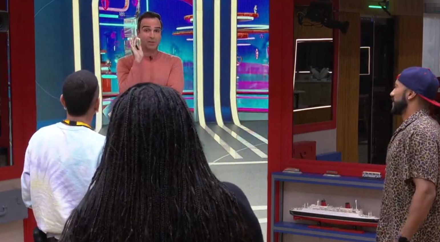 BBB23: Internautas se irritam  com Tadeu Schmidt após mandos e desmandos de Boninho 