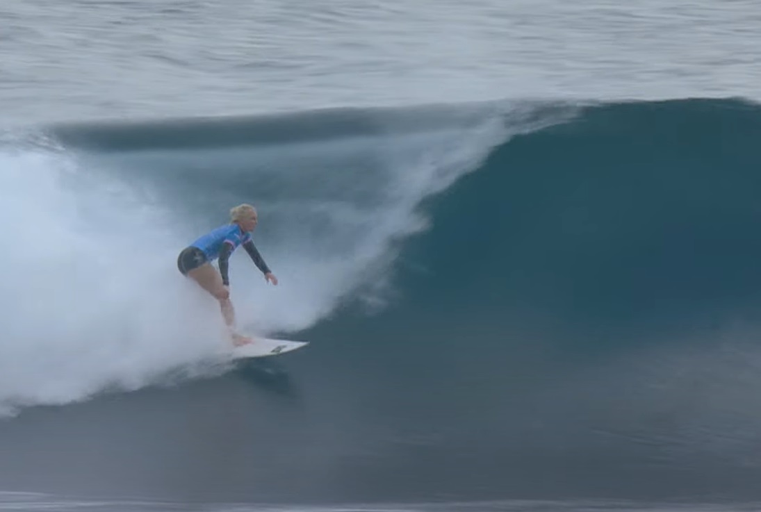 Brasileira Tati Weston-Webb conquista medalha de prata no surfe feminino