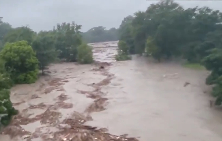 Enchentes no Texas: Número de mortes sobe para 104 e buscas continuam