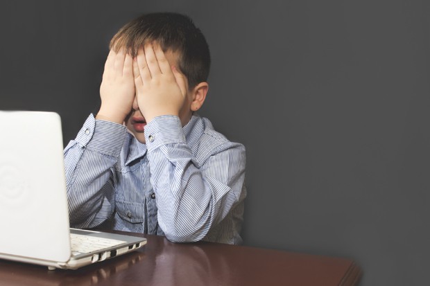 Crianças são surpreendidas por vídeo pornográfico durante aula online