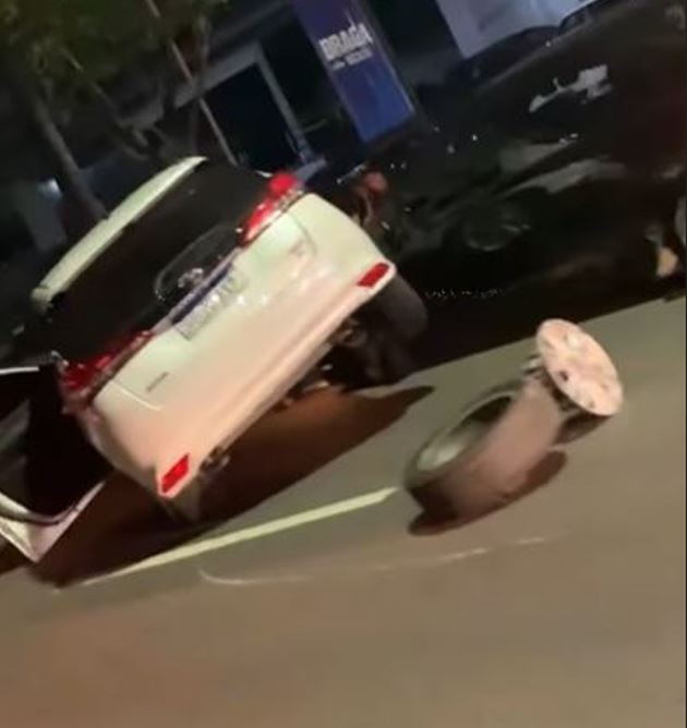 Roda de carro é arrancada em acidente violento na av. Djalma Batista em Manaus