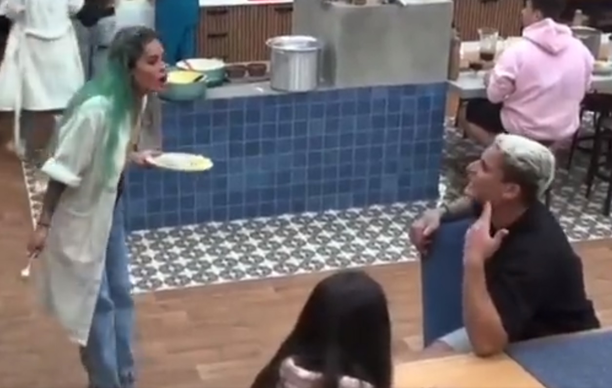 Em bate-boca com Tiago, Tati Zaqui expõe directs e alfineta namoro com mãe de Neymar  