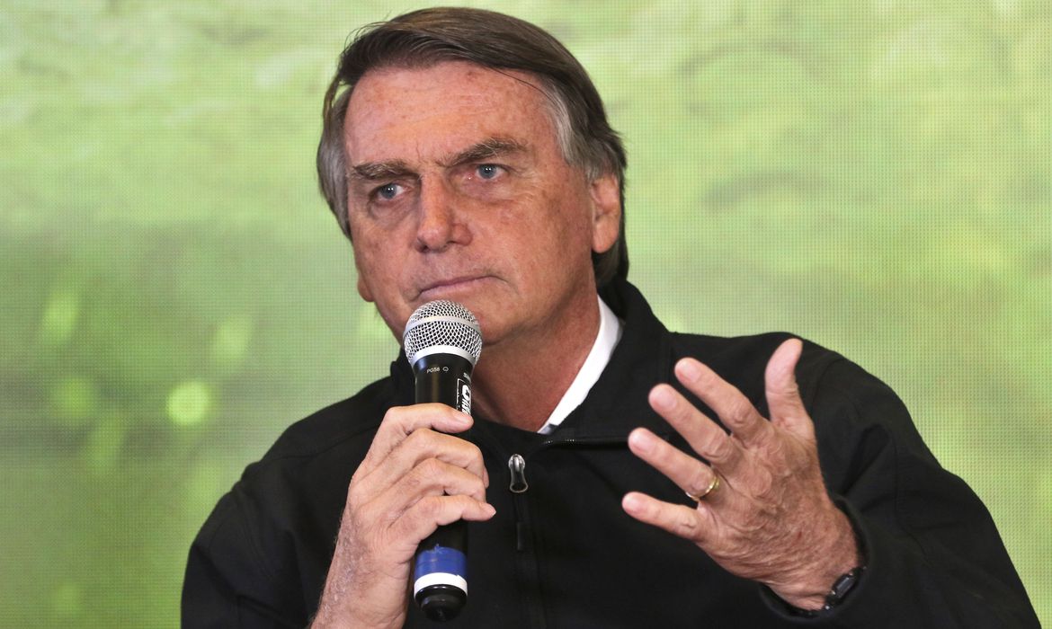 Bolsonaro lamenta ter sido único líder contra o isolamento durante pandemia da Covid-19