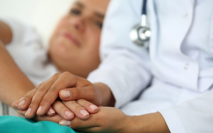 Supermercado deve indenizar empregada demitida após tratamento contra o câncer