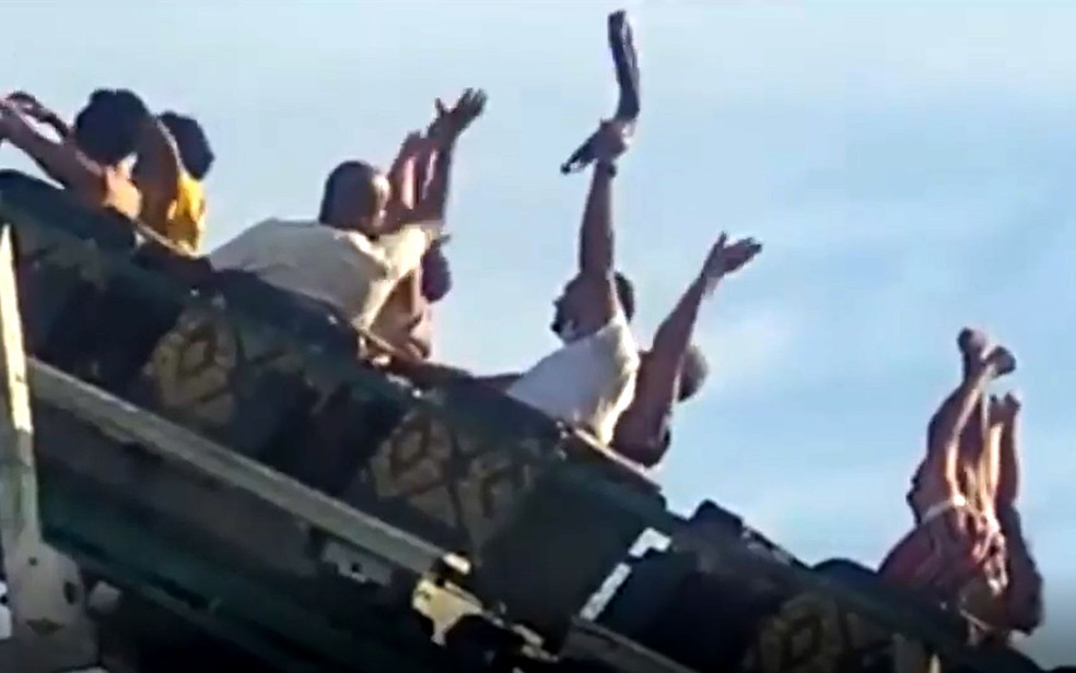 Veja vídeo; Visitantes pedem socorro após trava de montanha-russa em movimento se soltar no Hopi Hari