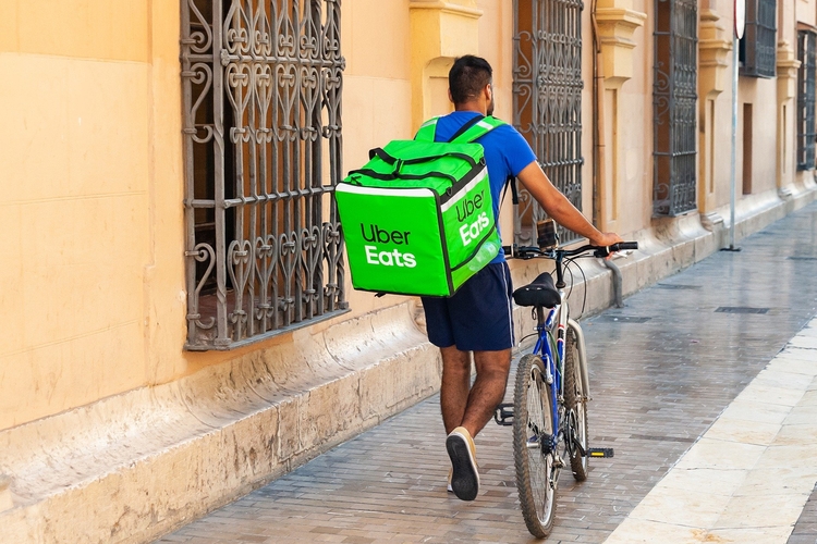 Uber Eats deixa de fazer entregas de restaurantes a partir desta terça no Brasil
