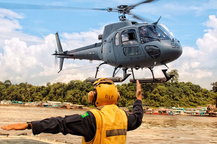 Helicóptero da Marinha cai próximo a aeroporto e deixa feridos em Manaus