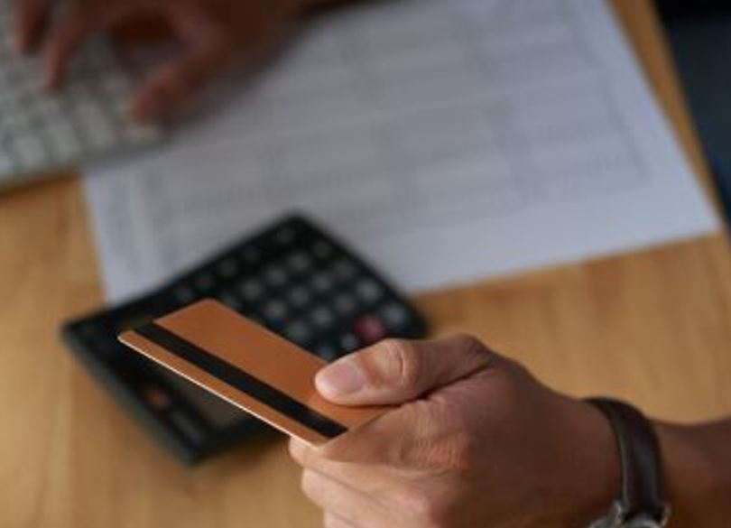 Banco é obrigado a devolver descontos indevidos e pagar danos morais no Amazonas