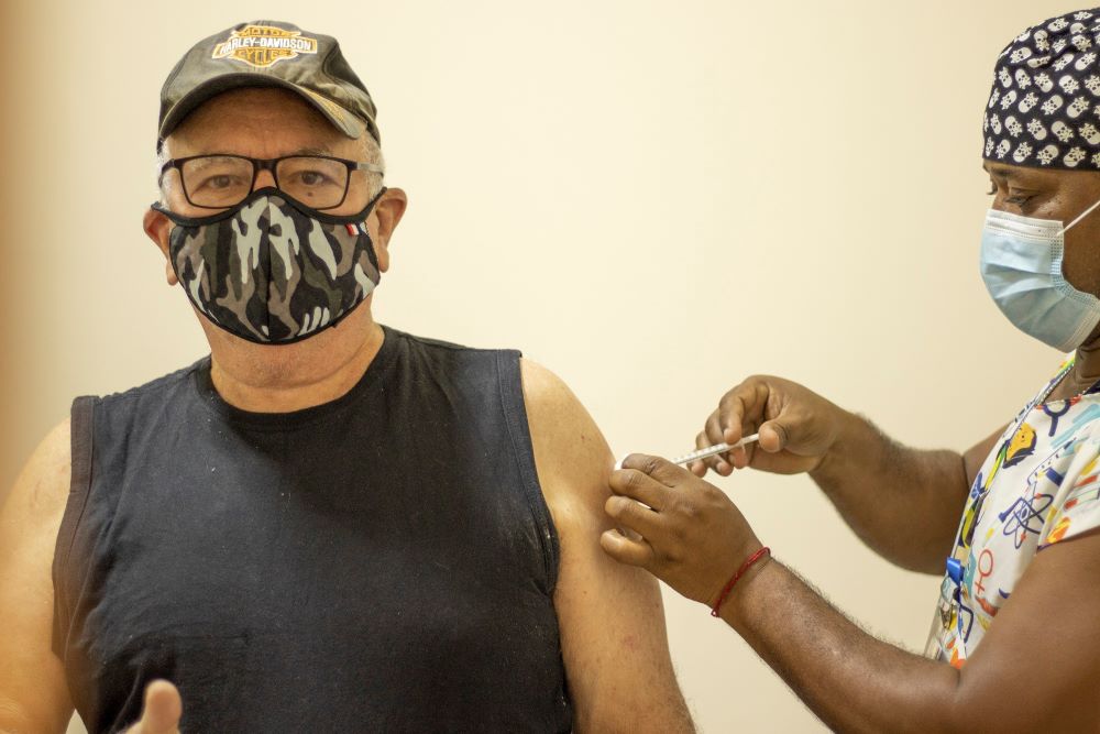 Mais de 1 milhão de pessoas estão com doses da vacina contra a covid atrasada em Manaus