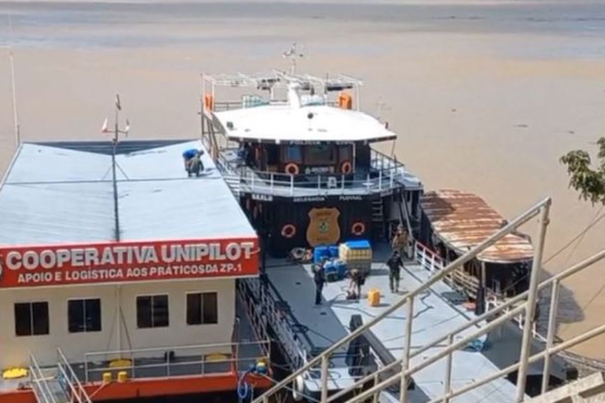 Barcos com 3 mil litros de combustível contrabandeado são apreendidos no Amazonas