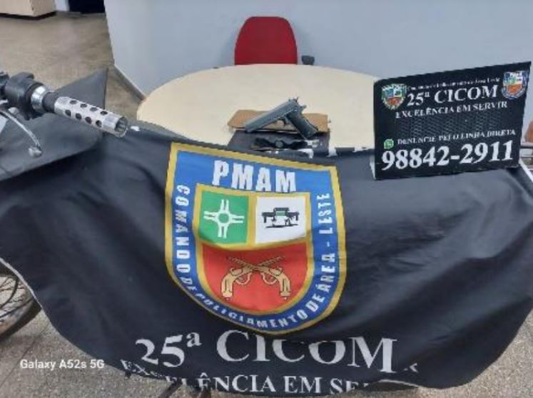 Dupla é presa com arma falsa e moto roubada em Manaus