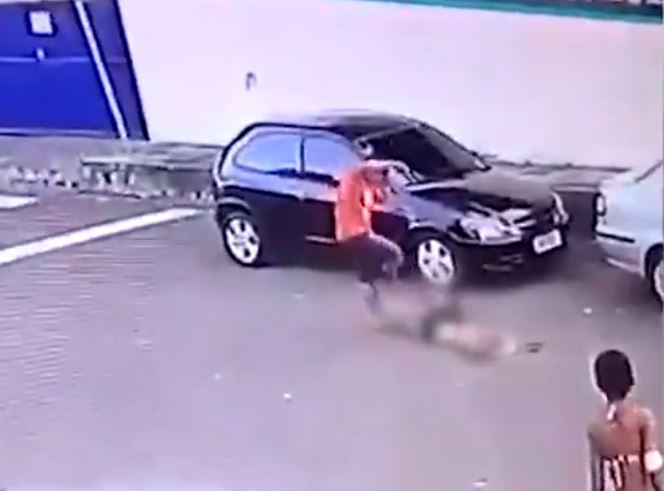 Vídeo: Polícia procura homem que espancou mulher em plena luz do dia em Manaus